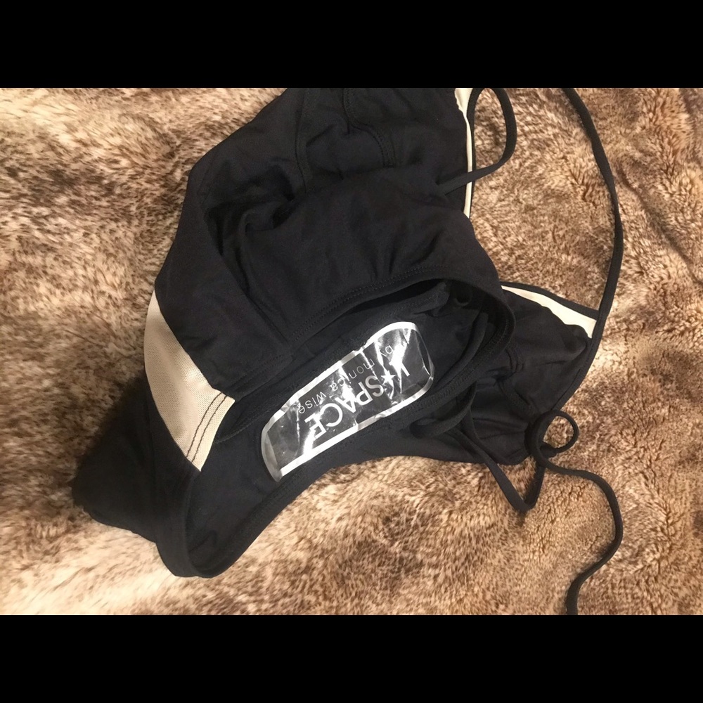 One bathing suit - Picture 3 of 3